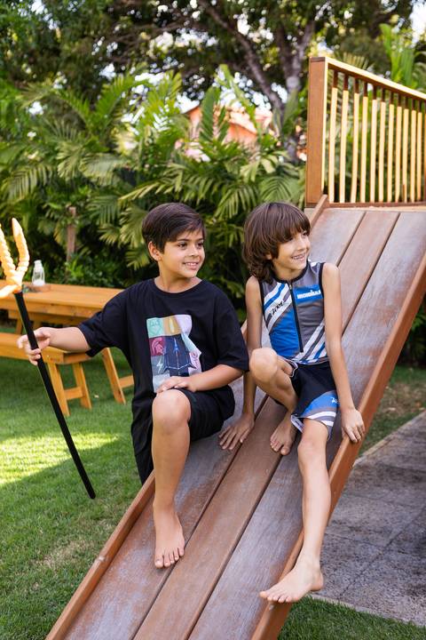 Retrato de família e laços de afeto no momento do parabéns de 9 anos do Matheus. A celebração e a união da família ao redor do bolo temático em Brasília - DF.'