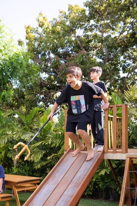 Retrato de família e laços de afeto no momento do parabéns de 9 anos do Matheus. A celebração e a união da família ao redor do bolo temático em Brasília - DF.'