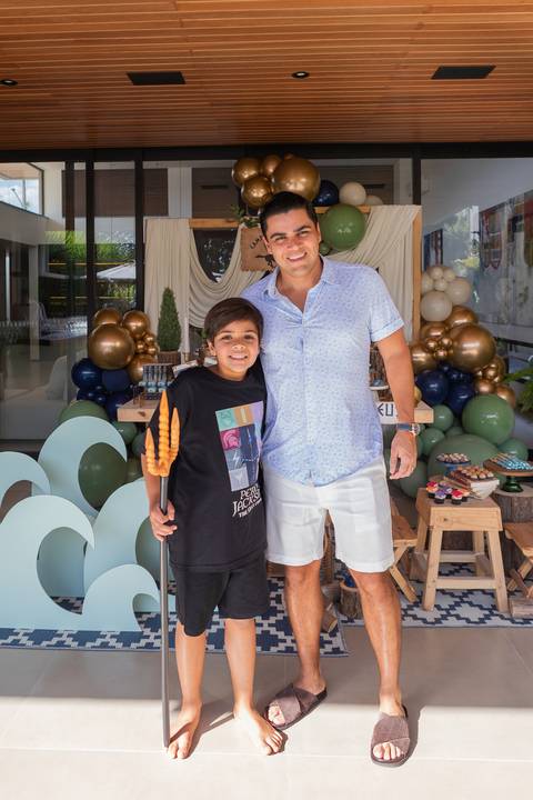 Retrato de família e laços de afeto no momento do parabéns de 9 anos do Matheus. A celebração e a união da família ao redor do bolo temático em Brasília - DF.'
