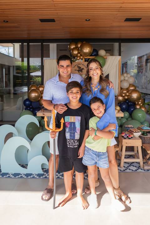 Retrato de família e laços de afeto no momento do parabéns de 9 anos do Matheus. A celebração e a união da família ao redor do bolo temático em Brasília - DF.'