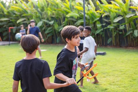 Retrato de família e laços de afeto no momento do parabéns de 9 anos do Matheus. A celebração e a união da família ao redor do bolo temático em Brasília - DF.'