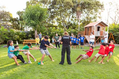 Brincadeiras e gincanas ao ar livre em aniversário infantil. Registro dinâmico de corrida de saco e atividades recreativas focadas no bem-estar e na diversão em Brasília.'