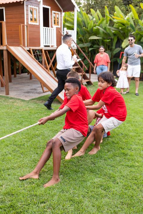 Brincadeiras e gincanas ao ar livre em aniversário infantil. Registro dinâmico de corrida de saco e atividades recreativas focadas no bem-estar e na diversão em Brasília.'