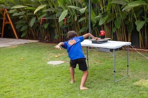 Atividades educativas e lúdicas em comemoração infantil de 9 anos. Crianças participando de jogo de perguntas e respostas com botão rápido durante a festa do Matheus.'