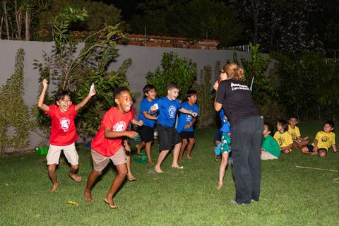 Atividades educativas e lúdicas em comemoração infantil de 9 anos. Crianças participando de jogo de perguntas e respostas com botão rápido durante a festa do Matheus.'