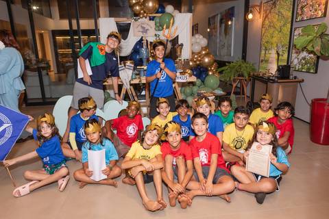 Retrato de família e laços de afeto no momento do parabéns de 9 anos do Matheus. A celebração e a união da família ao redor do bolo temático em Brasília - DF.'