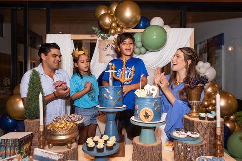 Retrato de família e laços de afeto no momento do parabéns de 9 anos do Matheus. A celebração e a união da família ao redor do bolo temático em Brasília - DF.'