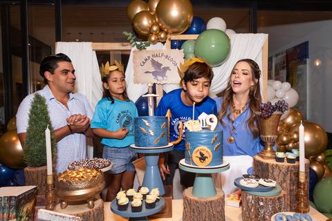 Retrato de família e laços de afeto no momento do parabéns de 9 anos do Matheus. A celebração e a união da família ao redor do bolo temático em Brasília - DF.'