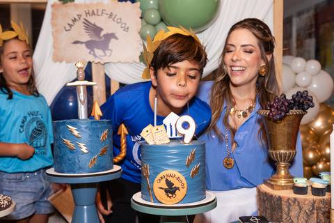 Retrato de família e laços de afeto no momento do parabéns de 9 anos do Matheus. A celebração e a união da família ao redor do bolo temático em Brasília - DF.'