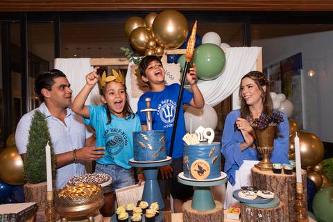 Retrato de família e laços de afeto no momento do parabéns de 9 anos do Matheus. A celebração e a união da família ao redor do bolo temático em Brasília - DF.'