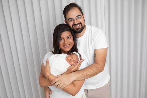 Laços de amor e conexão familiar. A mamãe Nayann e o papai acolhendo a pequena Ísis em um momento repleto de afeto.'