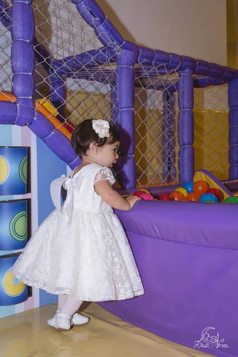 aniversariante 1 ano bebe piscina de bolinhas'