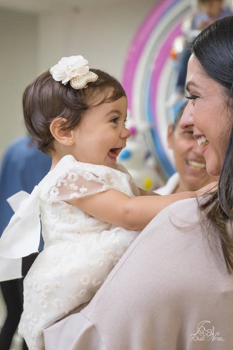 aniversariante bebe 1 ano mamãe sorrindo cumplicidade'