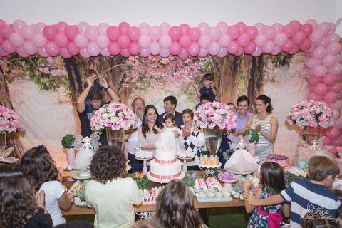 hora do parabéns jardim das fadas família reunida na mesa do bolo 1 ano festa infantil'