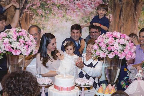 hora do parabéns jardim das fadas família reunida na mesa do bolo 1 ano festa infantil'