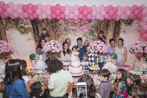 hora do parabéns jardim das fadas família reunida na mesa do bolo 1 ano festa infantil'