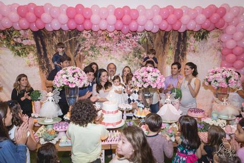 hora do parabéns jardim das fadas família reunida na mesa do bolo 1 ano festa infantil'