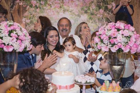 hora do parabéns jardim das fadas família reunida na mesa do bolo 1 ano festa infantil'