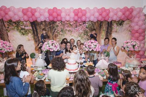 hora do parabéns jardim das fadas família reunida na mesa do bolo 1 ano festa infantil'