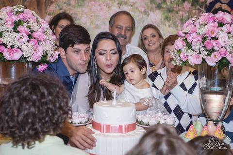 assoprando a vela 1 ano festa infantil bebe jardim das fadas'