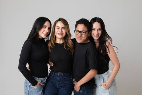 Retrato de mãe e filhos em estúdio. Glêdes cercada pelo afeto de Isabela, Letícia e do atleta André em momento de união familiar.'