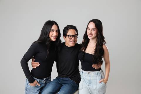 A conexão entre os três irmãos. Isabela, Letícia e o atleta André juntos em uma pose descontraída e cheia de cumplicidade familiar.'