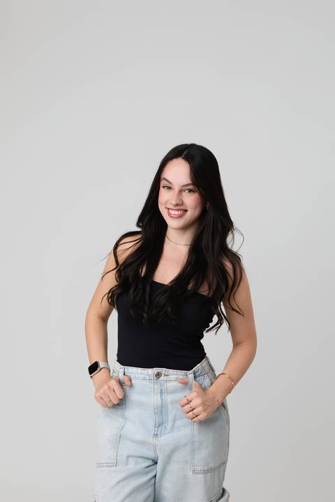 Retrato de corpo inteiro feminino. Isabela posando com look clean e sofisticado para o acervo de fotos da família.'