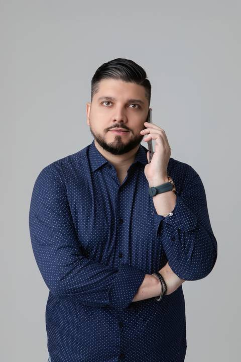 Retrato corporativo dinâmico para consultores de concursos públicos. Foto profissional simulando o cotidiano de atendimento e mentoria digital de carreira.'