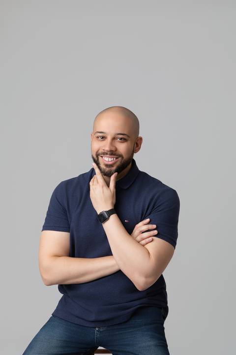 etrato profissional em estúdio com fundo claro minimalista. Foto de posicionamento de imagem para consultores, palestrantes e diretores da VP Concursos.'