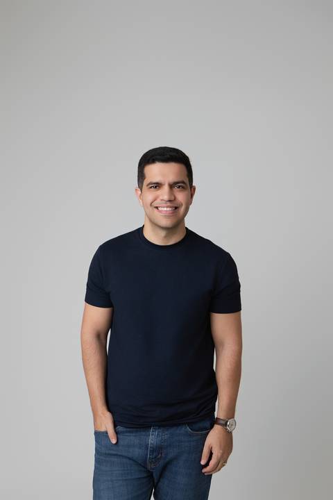 etrato profissional em estúdio com fundo claro minimalista. Foto de posicionamento de imagem para consultores, palestrantes e diretores da VP Concursos.'