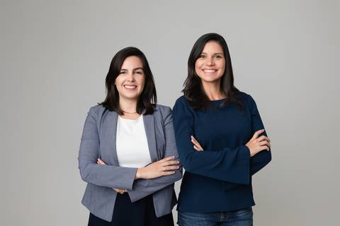 Retrato de sócios e diretores em estúdio. Sintonia profissional e liderança corporativa em imagem clean para site institucional e canais de comunicação da marca.'
