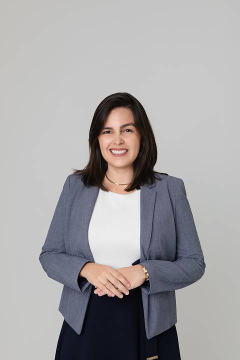 etrato profissional em estúdio com fundo claro minimalista. Foto de posicionamento de imagem para consultores, palestrantes e diretores da VP Concursos.'