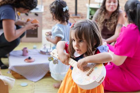 Brincadeiras e interações lúdicas em aniversário infantil de 3 anos. A aniversariante Liz se divertindo com oficinas criativas, casinha de brinquedo e atividades recreativas.'