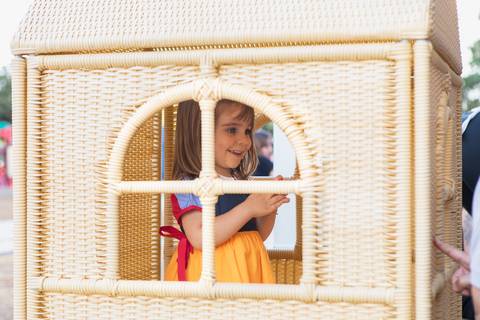 Brincadeiras e interações lúdicas em aniversário infantil de 3 anos. A aniversariante Liz se divertindo com oficinas criativas, casinha de brinquedo e atividades recreativas.'