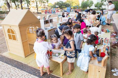 Brincadeiras e interações lúdicas em aniversário infantil de 3 anos. A aniversariante Liz se divertindo com oficinas criativas, casinha de brinquedo e atividades recreativas.'