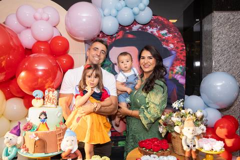 Retrato de família e laços de afeto no aniversário da Liz. Os pais comemorando os 3 anos da filha ao lado do caçula Artur em momento de união e felicidade.'