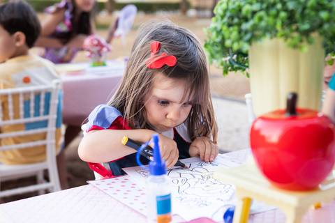Brincadeiras e interações lúdicas em aniversário infantil de 3 anos. A aniversariante Liz se divertindo com oficinas criativas, casinha de brinquedo e atividades recreativas.'