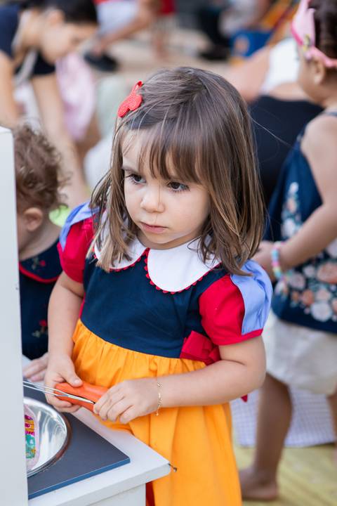 Brincadeiras e interações lúdicas em aniversário infantil de 3 anos. A aniversariante Liz se divertindo com oficinas criativas, casinha de brinquedo e atividades recreativas.'