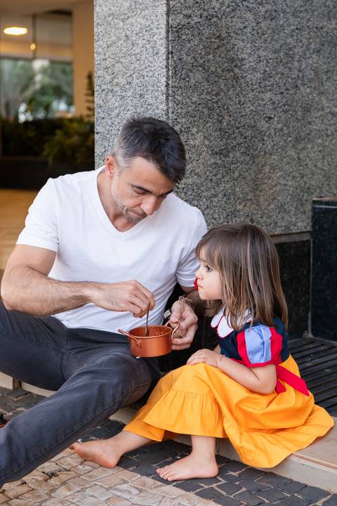 Momentos espontâneos de carinho e convívio familiar na infância. Liz e seus amigos compartilhando risadas e afeto durante festa temática em Brasília.'
