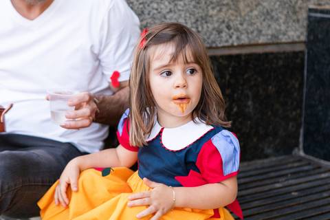 Momentos espontâneos de carinho e convívio familiar na infância. Liz e seus amigos compartilhando risadas e afeto durante festa temática em Brasília.'