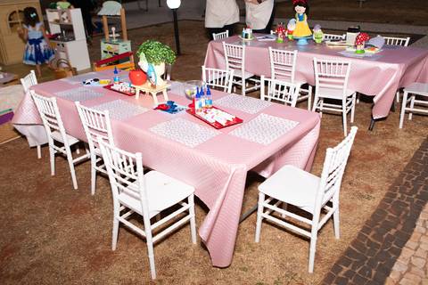 Detalhes da decoração infantil de 3 anos inspirada no tema Branca de Neve. Registro lúdico com doces personalizados, bolo temático e elementos do bosque em Brasília.'
