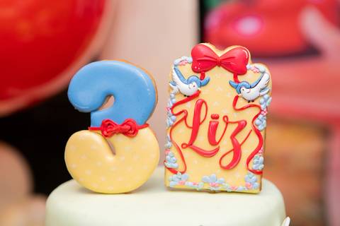 Detalhes da decoração infantil de 3 anos inspirada no tema Branca de Neve. Registro lúdico com doces personalizados, bolo temático e elementos do bosque em Brasília.'