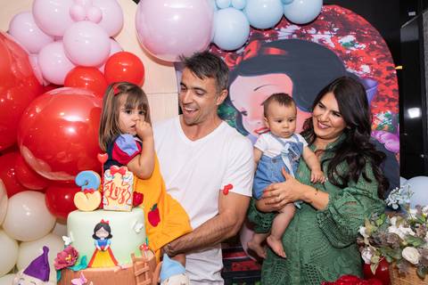 Retrato de família e laços de afeto no aniversário da Liz. Os pais comemorando os 3 anos da filha ao lado do caçula Artur em momento de união e felicidade.'