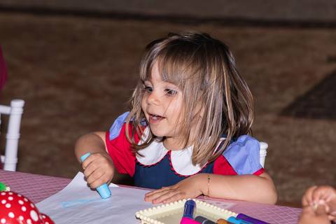 Brincadeiras e interações lúdicas em aniversário infantil de 3 anos. A aniversariante Liz se divertindo com oficinas criativas, casinha de brinquedo e atividades recreativas.'
