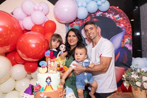 Retrato de família e laços de afeto no aniversário da Liz. Os pais comemorando os 3 anos da filha ao lado do caçula Artur em momento de união e felicidade.'