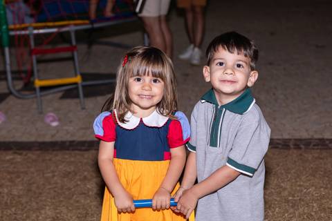Brincadeiras e interações lúdicas em aniversário infantil de 3 anos. A aniversariante Liz se divertindo com oficinas criativas, casinha de brinquedo e atividades recreativas.'