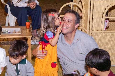 Momentos espontâneos de carinho e convívio familiar na infância. Liz e seus amigos compartilhando risadas e afeto durante festa temática em Brasília.'