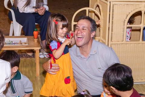 Momentos espontâneos de carinho e convívio familiar na infância. Liz e seus amigos compartilhando risadas e afeto durante festa temática em Brasília.'