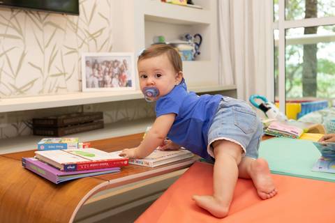 Exploração e curiosidade natural do bebê no ambiente doméstico. Cecília descobrindo novos espaços aos 10 meses de vida.'
