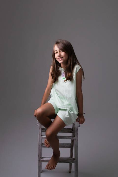 Retrato infanto-juvenil em estúdio. Expressões naturais e o amadurecimento saudável da Betina e da Olívia no início da adolescência em Brasília.'